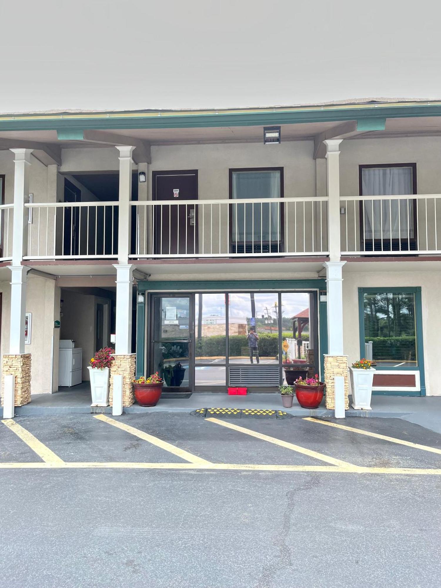 West Bank Inn Augusta Exterior photo
