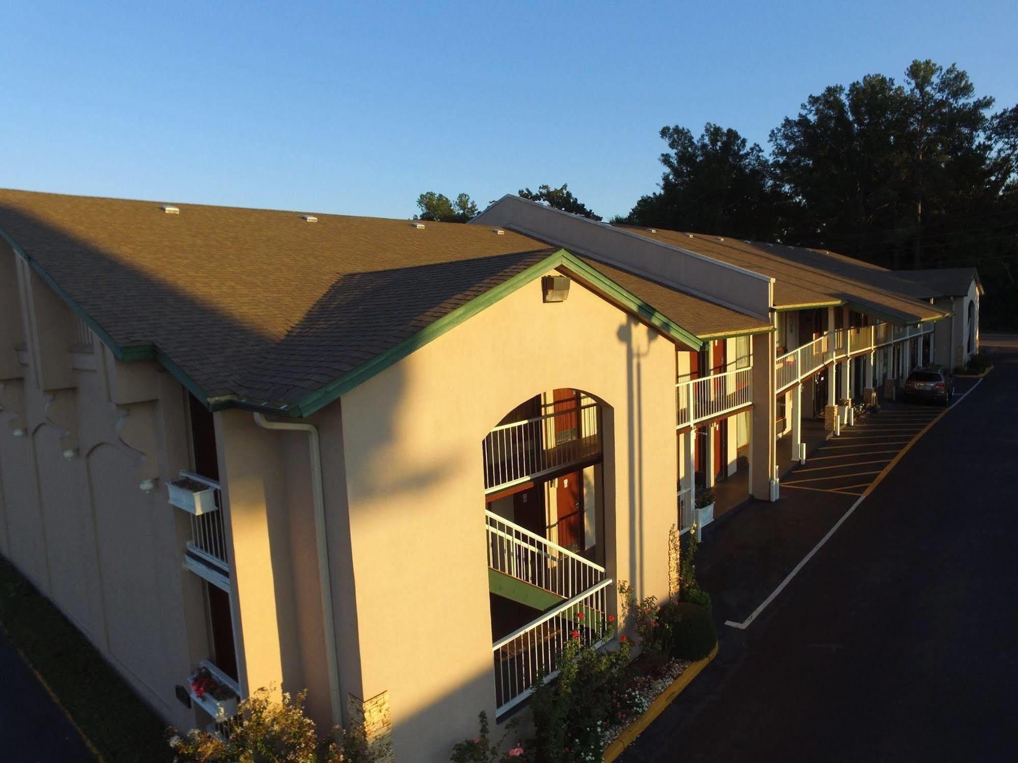 West Bank Inn Augusta Exterior photo